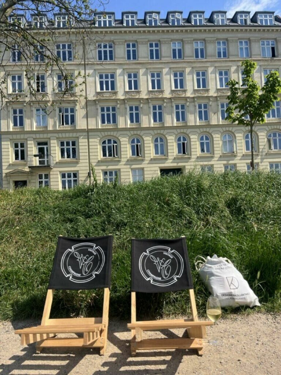 Vintørst i København? Hva med en champagne-anbefaling du kan nyte med utsikt til en av byens flotte «søer»? Bilde av to campingstoler som står ute ved Peblinge Sø, en av tre «søer» i sentrum av København, hvor du finner den lille champagnebaren Champagne Kælderen. Her får du anbefalinger og viner fra dem som virkelig vet hva de snakker om. Har du lyst til å lære mer kan du også melde deg på champagne-smaking, men vær tidlig ute for her blir det fullt! Jeg deler mine beste tips fra København, og både Michelin-restauranten ARK, rimeligere Gourmetrestauranter som Høst og Vækst, og restaurant på en båt kalt Kontiki. Jeg forteller også om badeplassen, restauranten og sauna-utleien La Banchina, isbar med verdens beste iskrem kalt Ismageriet, mulighet for leie av kajakk og sykkeltur til Christiania. Vinbaren med mulighet for vinsmaking kalt Champagne Kælderen, brunsj på café Flottenheimer, lån av kajakk hos Kayak Bar i i Danmarks hovedstad.