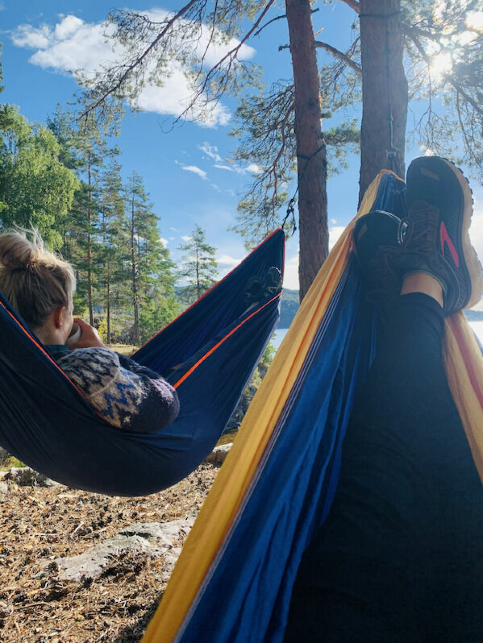 Et liggeunderlag er smart å ha i hengekøya for å unngå å bli kald. (Foto: Susanne Delbæk) Hengekøyer i skogen