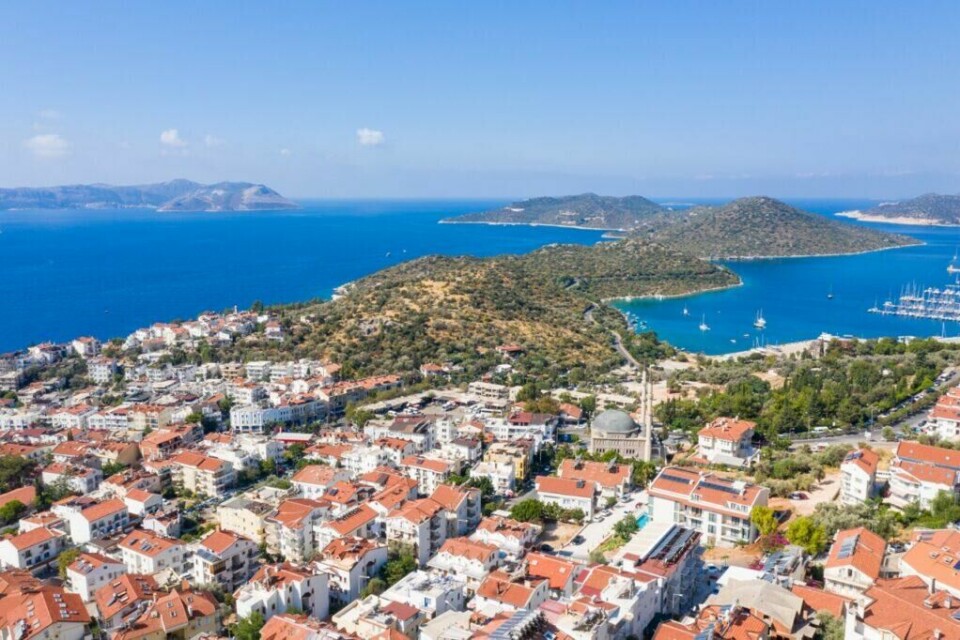 Antalya er en populær destinasjon for nordmenn som søker sol og varme i Tyrkia. Vi hjelper deg å finne den beste destinasjonen for deg av Antalya, Alanya og Side. (Foto: Colourbox) Utsiktsbilde av Antalya i Tyrkia. Her ser du grønne øyer og knallblått hav. I forgrunnen er flere hus med røde tak. Vi hjelper deg med å finne den beste reisen til Tyrkia for deg ved å fortelle om hva du kan gjøre i blant annet Antalya, Side og Alanya.