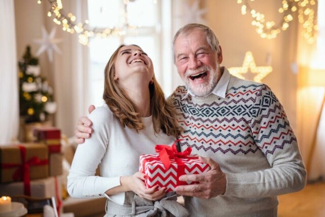 Lurer du på hva du skal gi til kvinnen i ditt liv, mamma, en søster, venninne eller kjæresten til jul i år? Vi har funnet 10 tips til julegaver til henne som alle koster under 300 kroner. (Foto: Colourbox)
