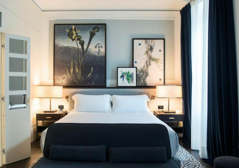 Roma: De fineste hotellene i sentrum Hotellrom i Roma med dobbeltseng og himmelblå farge på gardiner