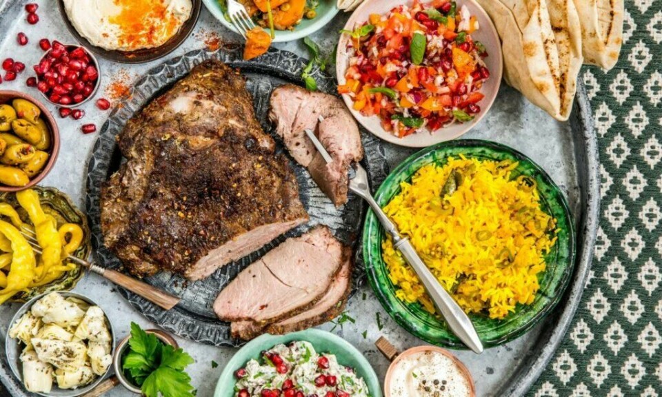 Lam passer til litt av hvert. Avbildet er en nydelig Meze med lam. Foto: Matprat.no Bilde av Meze med lam og tilbehør