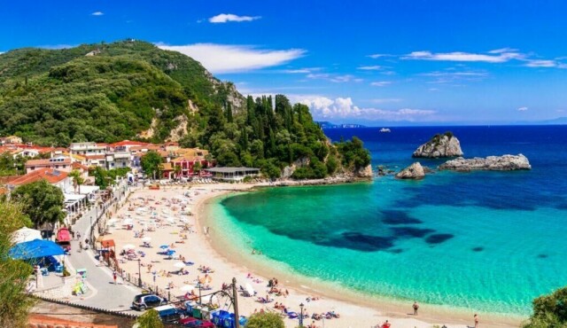 Man trenger ikke forlate fastlands-Hellas for å finne vakre strender og turkist hav. Parga er en liten by langs kysten som byr på sjarmerende gater og fargerike murhus. (Foto: Colourbox)