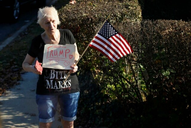 Pennsylvania, USA - en velger venter på at Donald Trump sin bilkortesje skal passere. (Foto: NTB Scanpix / AFP)