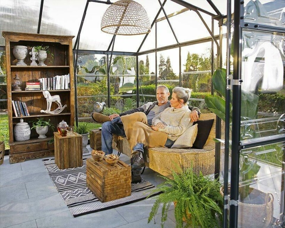 Du kan få mange hyggelige stunder i dette drivhuset. (Foto: Palram)