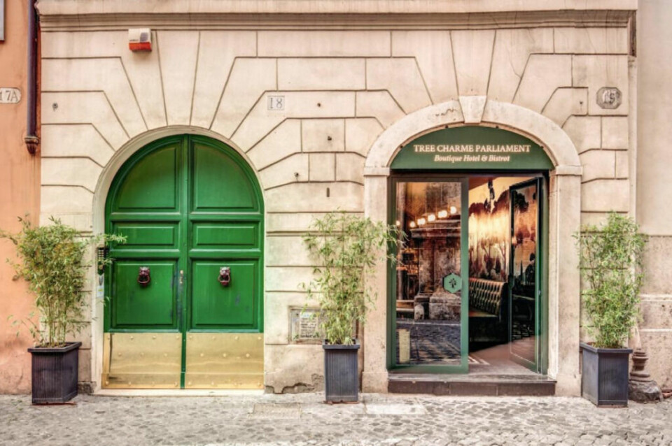 Tree Charme Parliament Boutique Hotel ønsker deg velkommen. (Foto: Booking.no) Inngangsparti på hotell i Roma med grønn dør og grønne planter rundt
