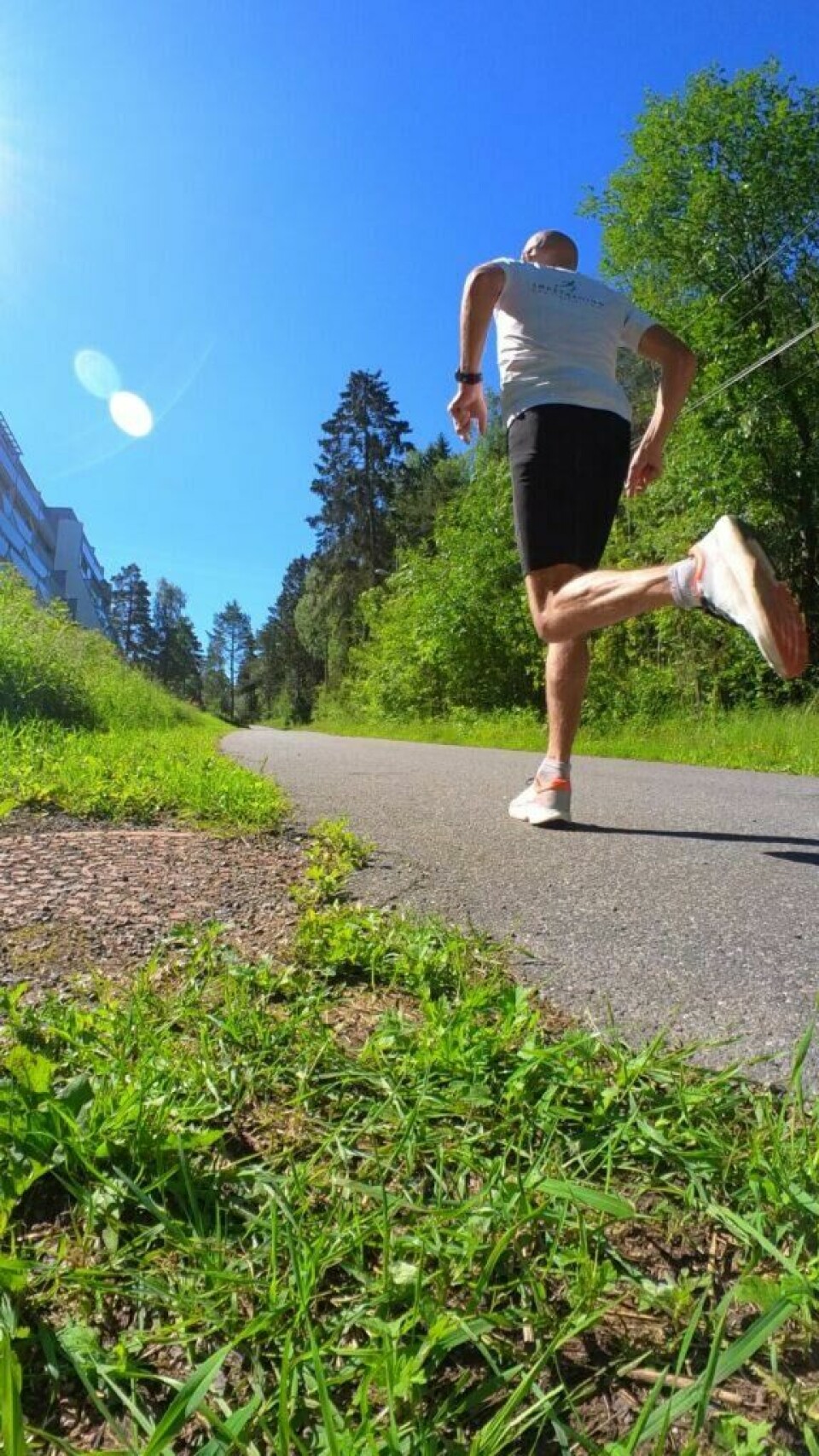 Når Andreas Gossner fra Løpetrening.no løper blir asfalten ofte valgt fremfor skogen. For andre er det motsatt. Her fra en løpetur langs veien. Løping langs veien.