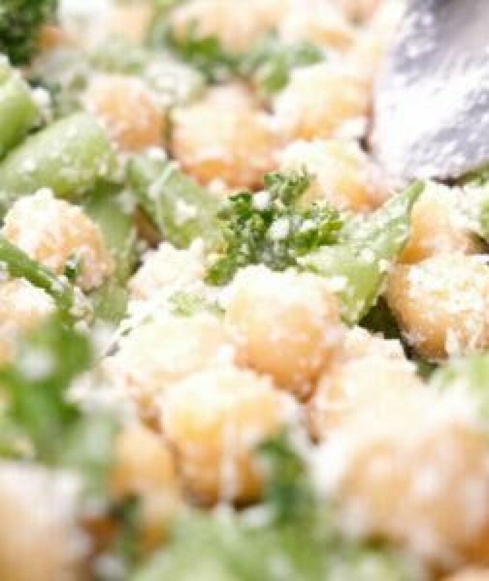 Sunn og deilig matpakke med bønne- og kikertsalat. Kikerter og aspargesbønner blandet med revet parmesan i matboks.
