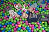 Barn blant fargerike baller i ballbinge på Leo's Lekland utenfor Oslo.