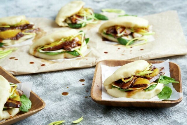 Steam buns, eller bao, er nydelige små bakverk du kan fylle med akkurat det du vil. Prøv oppskriften! Avbildet er en variant med svinekoteletter. (Foto: Matprat, Alexander Benjaminsen )