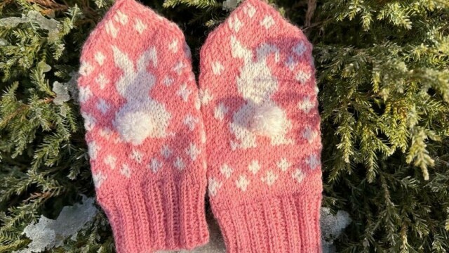 Sjarmerende rosa ullvotter med hvite kaniner – perfekt for små hender på kalde vinterdager!