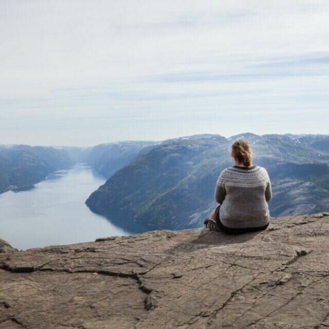 Mariusgenseren er noe de fleste nordmenn har vært innom i en eller annen variant. Enten det er selve gensere, vanter, lue, kopp eller ullundertøy. Vi har samlet varianter av Norges nasjonalgenser til dame, herre og barn. (Foto: Colourbox)