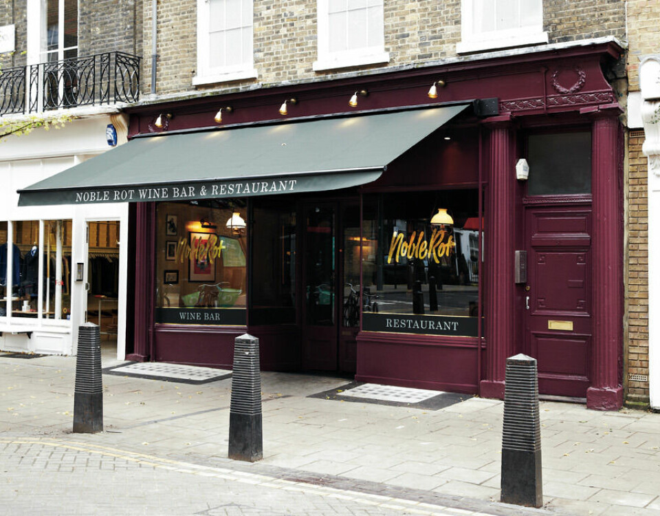 Fasaden til restauranten Noble Rot Lamb's Conduit. En av Londons hippeste restauranter, som flere ganger har blitt omtalt av Londons mest anerkjente magasin og aviser. (Foto: Juan Trujillo Andrades) Bilde av fasaden til restauranten Noble Rot Wine bar and restaurant i London.