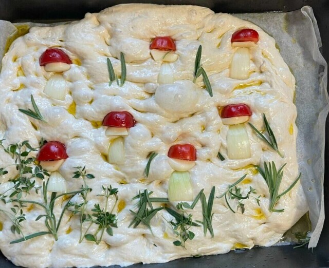 Pynt opp focaccia med grønnsaker og urter. (Foto: Kreative Ideer/ Miriam Schjetlein)