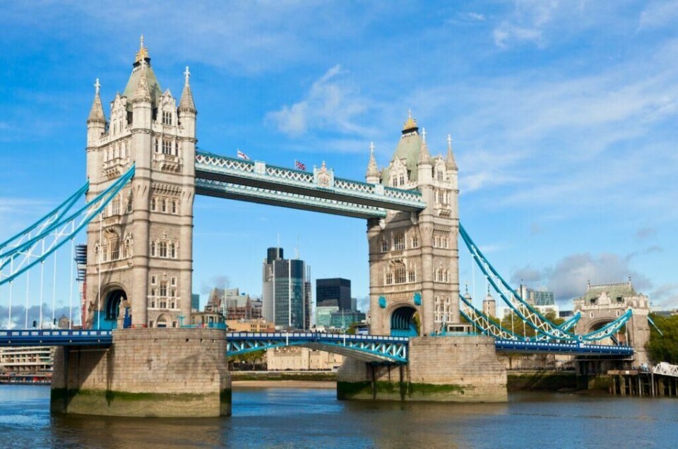 Tower Bridge, ofte kalt London Bridge, er en kombinert klaffe- og hengebro over Themsen i London. Den ligger ved Tower of London som også har gitt broen dens navn. (Foto: Colourbox) Tower Bridge i london, over Themsen, en solskinnsdag.