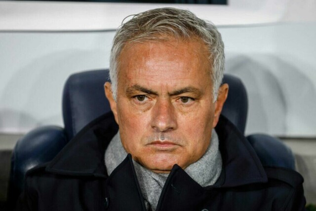 Fenerbahce's Portuguese head coach Jose Mourinho looks on during the UEFA Europa League, football match between Fenerbahce SK and Athletic Bilbao at the Sukru Saracoglu Stadium in Istanbul on December 11, 2024. (Photo by KEMAL ASLAN / AFP) (Foto: KEMAL ASLAN / AFP)