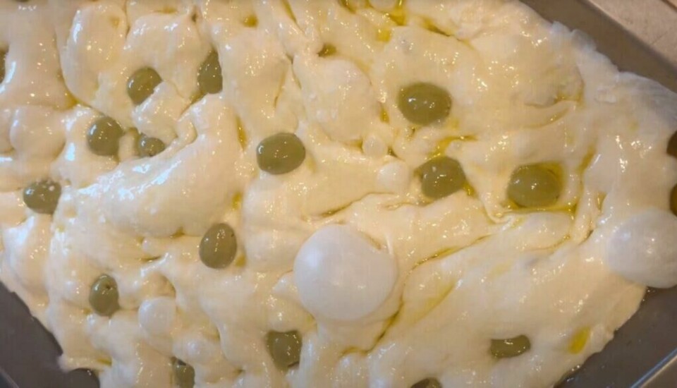 Med denne eltefrie oppskriften, begynner deigen å boble av seg selv. (Foto: ABC Guider) Bilde av sprø, saftig og eltefri focaccia med oliven. Vi deler oppskrift på den smakfulle gjerbaksten.