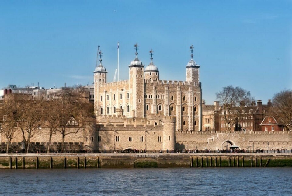 (Foto: Colourbox) Tower of London er en populær attraksjon i London. Her i solskinn med Themsen i forgrunn.