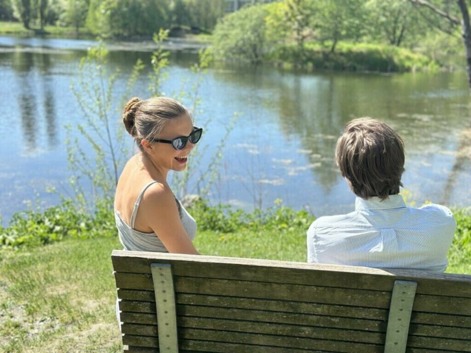 Hjelle forteller at gode sosiale relasjoner trumfer alt annet av punktene som er viktig for et langt og godt liv, men at det i veldig liten grad handler om hvor mange relasjoner du har. Vi forklarer! (Foto: Cecilie Aasland / ABC Startsiden) Bilde av to personer som sitter på en benk ute i sommervær med utsikt til Smestaddammen. Solen skinner, himmelen er blå, personene har på seg sommerklær. Menneskene på bildet er en kvinne (til venstre) i en grå sommertopp. ITil høyre sitter en mann med brunt hår og en blåstripete skjorte. Vi har snakket med hjerneforsker Ole Petter Hjelle (treningslegen) som forteller at da han satte i gang arbeidet med å prøve finne ut hva som faktisk er viktig for et langt og godt liv var det to av resultatene - og spesielt ett - som overrasket ham. De viktige punktene for et langt og godt liv er relasjoner, søvn, kosthold og aktivitet.