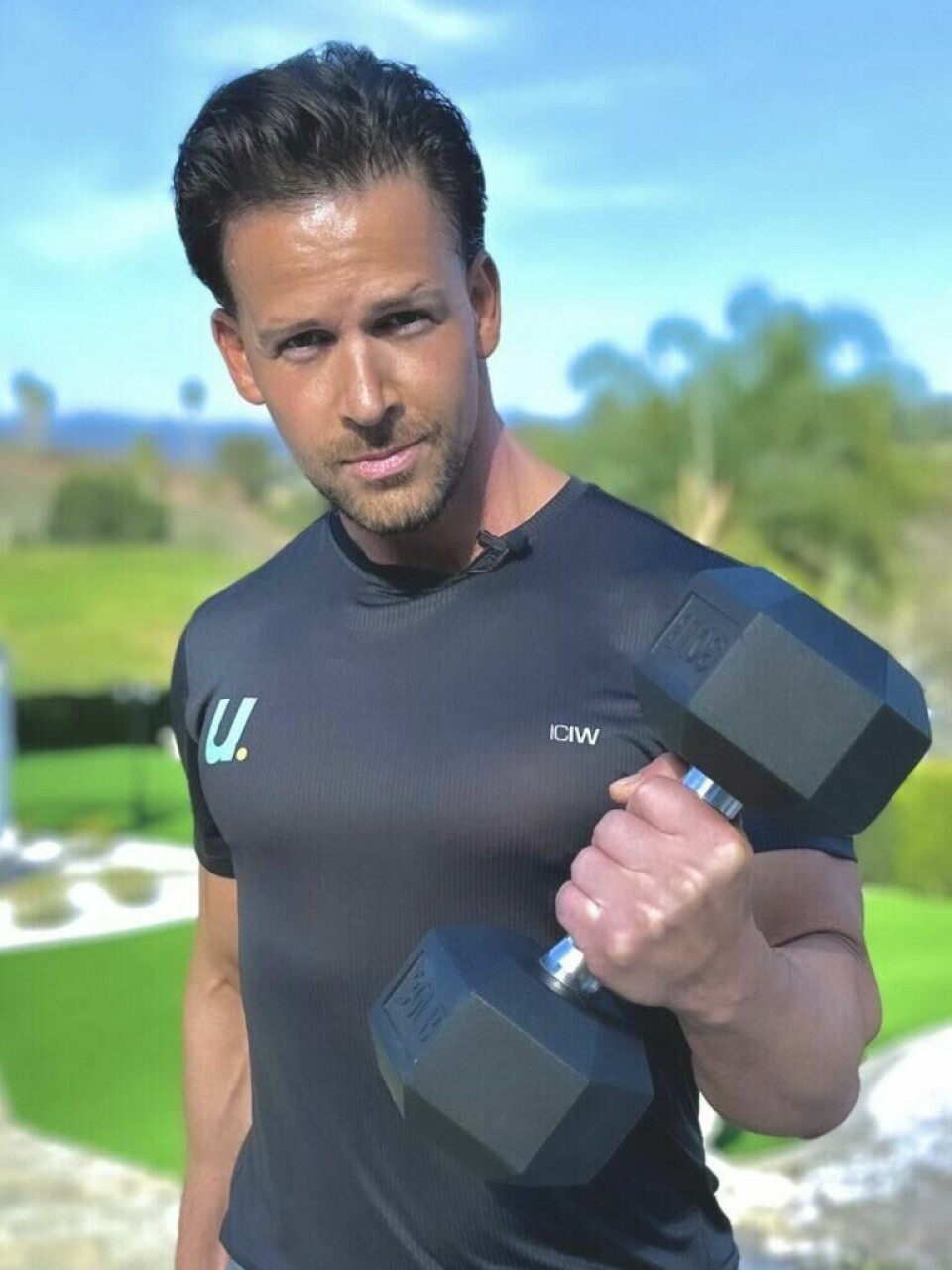 Cornelis Elander (corneliselander på Instagram) er personlig trener kjent for å trene både norske og internasjonale kjendiser og som programleder på TV. Bilde av kjendistrener Cornelis Elander. Vi har forhørt oss med den personlige treneren om en liste som har kåret Captain's chair (kapteinens stol) og bicycle maneuver (sykkel-crunch) til verdens beste mageøvelser. Han forteller blant annet at det er noen viktige ting de ikke nevner når de legger frem listen og hvordan han selv anbefaler å trene magemusklene for best effekt.