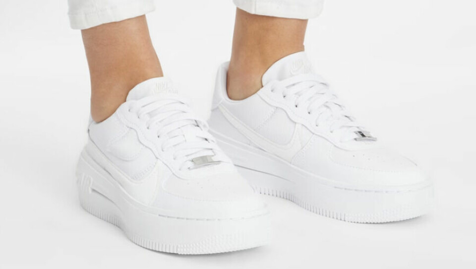 Nike Air Force 1 er skoen flest ønsker seg denne sesongen. Skoen passer til alle antrekk og setter prikken over i-en. (Foto: Nelly.com) Bilde av et par populære Nike Air Force One-sneakers. Skoene er hvite med snøring.