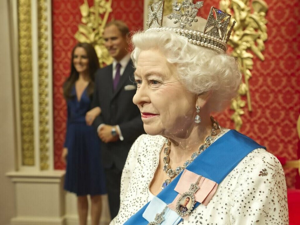 Du finner til og med Hennes Kongelige Høyhet dronning Elizabeth på Madame Tussauds i London. Her er voksfiguren av henne fra museet. Du finner til og med Hennes Kongelige Høyhet dronning Elizabeth på Madame Tussauds i London. Her er voksfiguren av henne fra museet.