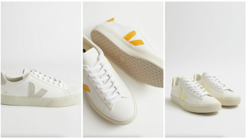 Veja sneakers er et godt alternativ for deg som ønsker å tenke litt på miljøet. Skoen har en hvit base, beige såle og den klassiske V-en i forskjellige farger. (Foto: & Other Stories) Bilde av tre hvite veja sneakers til dame. På bilde ser vi hvite miljøvennlige sko med Veja V-en i forskjellige farger.
