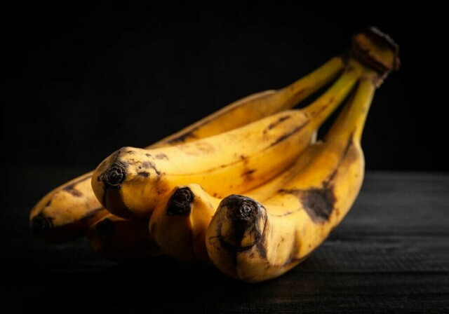 Bananer som begynner å bli brune er overmodne. Du skal likevel ikke kaste dem, for de kan brukes. (Foto: Colourbox)