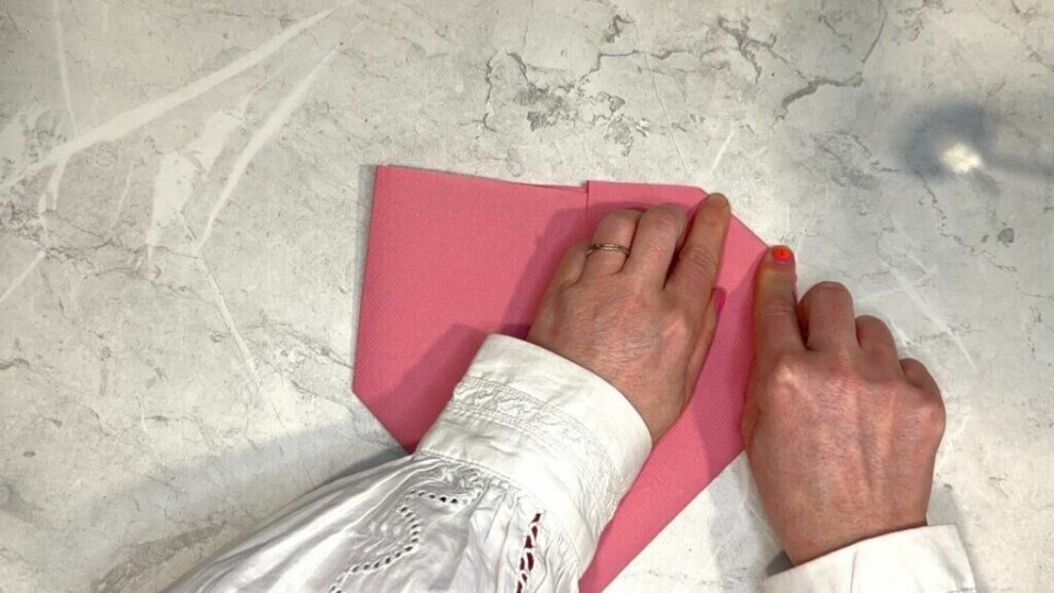 (Foto: Kreative Ideer/ Miriam Schjetlein) Rosa serviett som brettes til et hjerte.