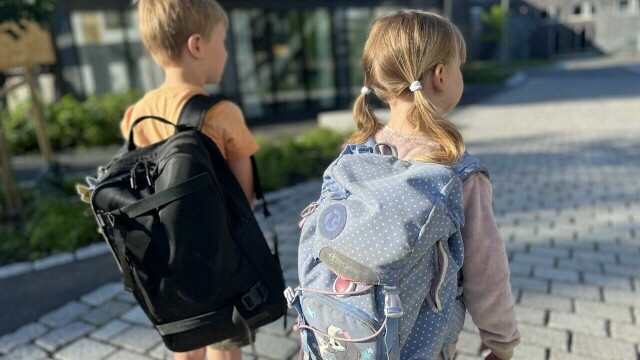 Spesialist i barnefysioterapi, Ute Imhof forteller hva du må tenke på når du velger skolesekk og ryggsekk til barn i barnehage og skole. For i et hav av forskjellige merkevarer, farger og størrelser er det lett å gå seg vill i tingene som egentlig ikke har noe å si for sekkens egenskaper.
