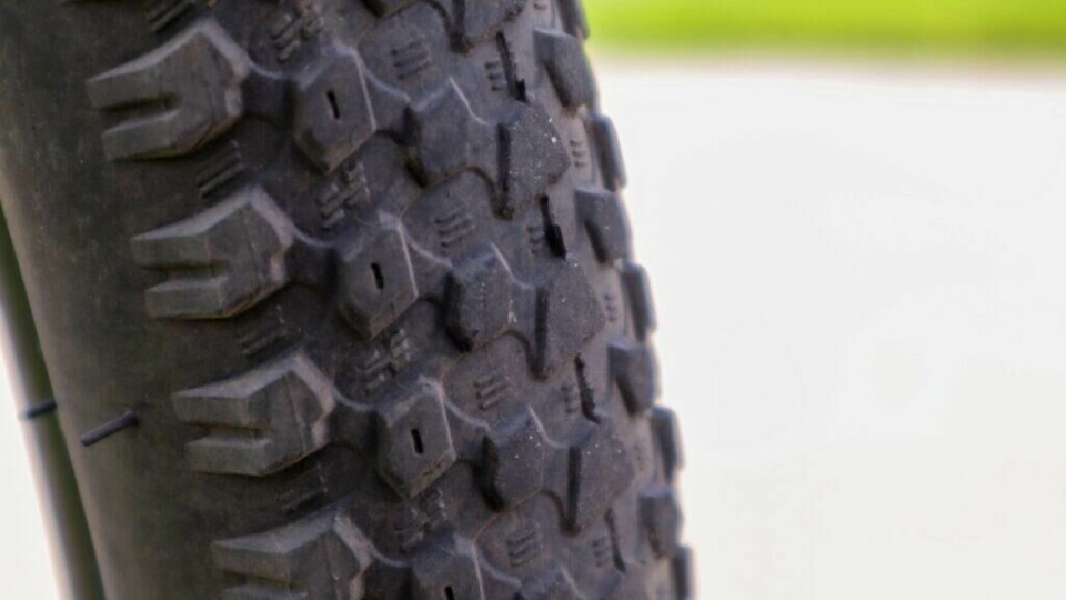 Elektriske fatbikes har brede dekk som ofte er vesentlig bredere enn standard terrengsykkeldekk. Disse brede dekkene gir forbedret grep og stabilitet på myke eller ustabile overflater som snø, sand, og gjørme. De gir også økt komfort ved å dempe støt fra ujevne overflater. (Foto: Colourbox) Bilde av sykkeldekkene til en fatbike, ett av de tydelige kjennetegnene til en fatbike; tykke brede dekk med grove knaster. Vi har skrevet hvem denne typen sykkel passer til og hva som kjennetegner en elektrisk fatbike.
