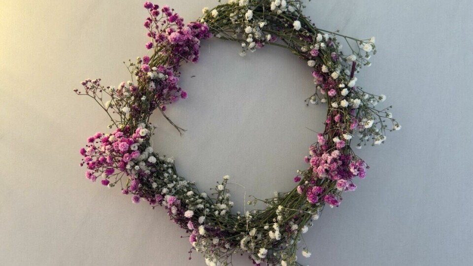 Lag en vakker blomsterkrans med brudeslør, kvister eller granbar – alt formet perfekt i en helt vanlig kjele. Enkelt, rimelig og genialt for både nybegynnere og erfarne hobbydekoratører. Lag en vakker blomsterkrans med brudeslør, kvister eller granbar – alt formet perfekt i en helt vanlig kjele. Enkelt, rimelig og genialt for både nybegynnere og erfarne hobbydekoratører.