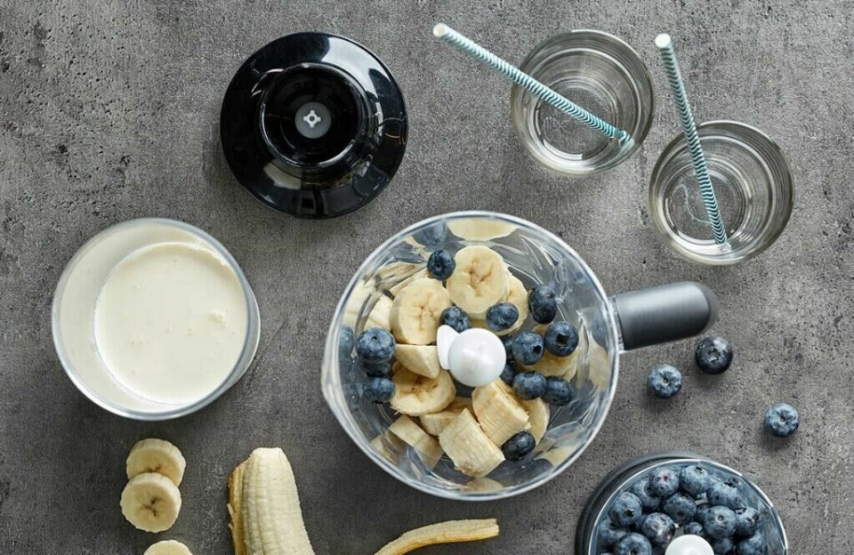 Både blåbær og bananer regnes begge som supermat fordi de inneholder så mye viktige næringsstoffer for kroppen. Sammen blir de dynamitt i en blåbærsmoothie. (Foto: Colourbox) Banan i blåbær smoothie gjør smaken bedre.