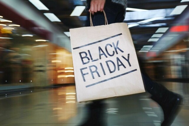 Ikke alle tilbud er like gode som de ofte fremstår under Black Week og Black Friday. Vi gir deg trikset som forsikrer at du ikke blir lurt av falske tilbud. (Foto: Colourbox)