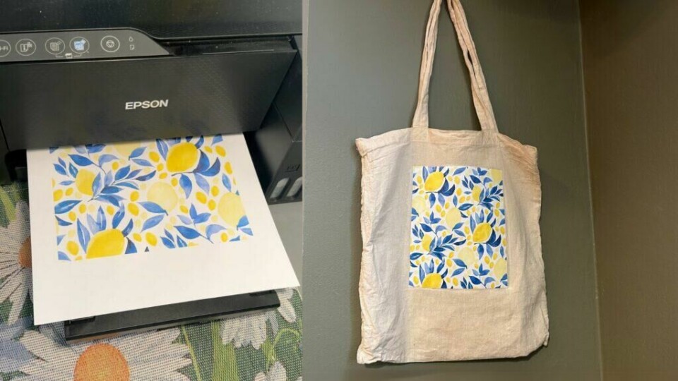 Lag ditt eget personlige handlenett med enkle trinn – kreativt og unikt. Bildet viser to scener: til venstre blir et fargerikt design av sitroner og blå blader skrevet ut fra en Epson-printer, og til høyre er det samme designet overført til et beige handlenett som henger på en vegg. Designet består av gule sitroner, blå blader og små gule prikker, noe som gir et friskt og sommerlig inntrykk.
