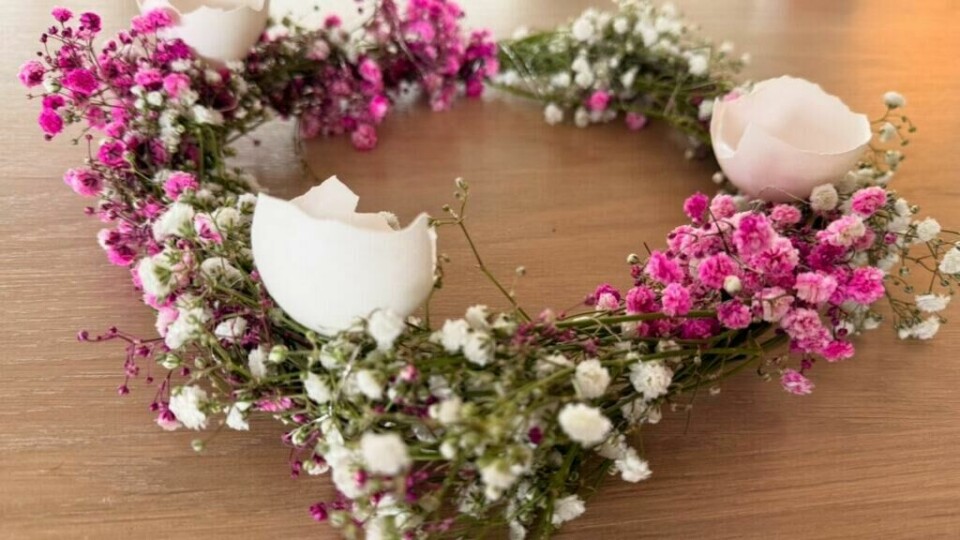 En kreativ påskekrans laget med brudeslør og halve eggeskall – perfekt som et naturlig midtpunkt på påskebordet. Denne dekorative påskekransen kombinerer delikate blomster med eggeskall for et vakkert, vårlig uttrykk. Perfekt som dørpynt, borddekorasjon eller som gave i påsken.
