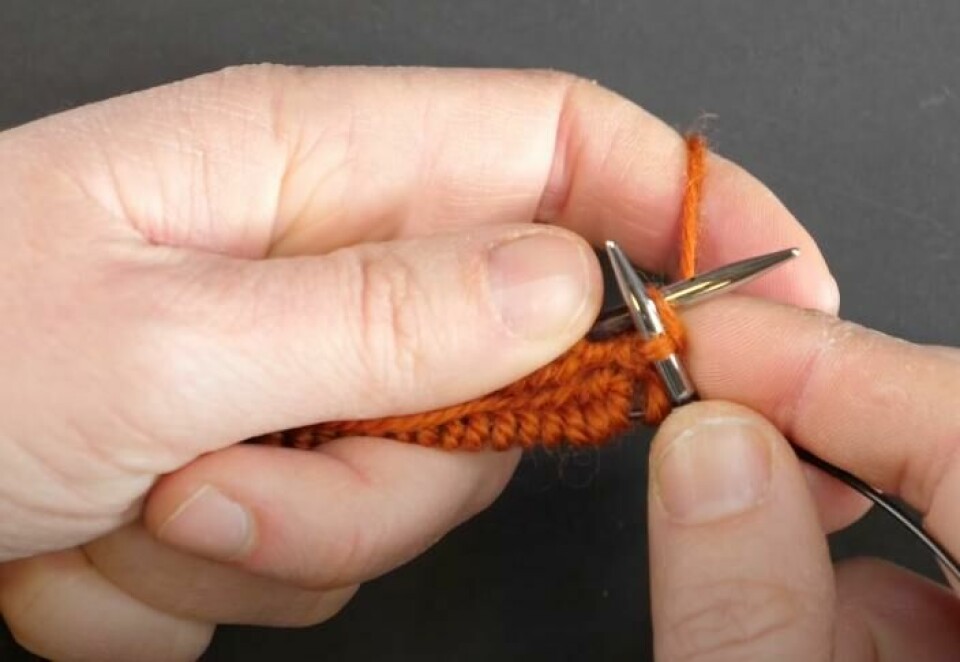 Det er viktig å holde tråden stramt første maske du strikker i overgangene med magic loop. (Foto: Miriam Schjetlein) Første maske strikkes i magic loop.