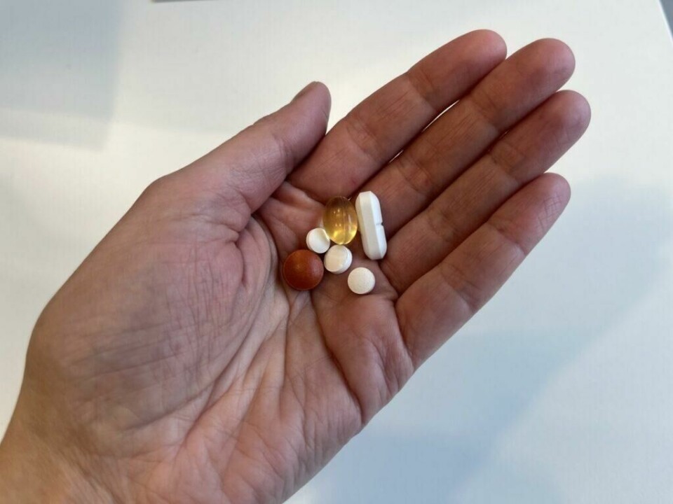 Visste du at mange drikke- og matvarer, som for eksempel te, kaffe, vin og mat rik på kalsium eller fiber, kan hemme jernabsorpsjonen? Her har du 4 vanlige vitamin- og mineral-tabber. (Foto: Cecilie Aasland / ABC Startsiden) En åpen hånd holder flere kosttilskudd, inkludert en gjennomsiktig gul kapsel, en oransje softgel og to hvite kapsler, mot en lys bakgrunn. Disse kan representere ulike vitaminer og mineraler, inkludert D-vitamin, omega-3, magnesium og andre viktige næringsstoffer for helsen. Bildet illustrerer daglig bruk av vitamintilskudd og kosttilskudd for å støtte immunforsvaret, energinivået og generell velvære. 'Hvordan ta D-vitamin riktig', 'Beste kosttilskudd for immunforsvaret', 'Daglig vitaminrutine for helse' Spørsmål relatert til søk: 'Bør jeg ta D-vitamin daglig?', 'Hvilke vitaminer bør jeg ta sammen med D-vitamin?', 'Når på dagen er det best å ta kosttilskudd?' Nycoplus, Solaray og Puori. Vitaminer: Vitamin A Vitamin B-kompleks (B1, B2, B3, B5, B6, B7, B9, B12) Vitamin C Vitamin D Vitamin E Vitamin K Mineraler: Kalsium Magnesium Jern Sink Selen Kalium Natrium Fosfor Jod