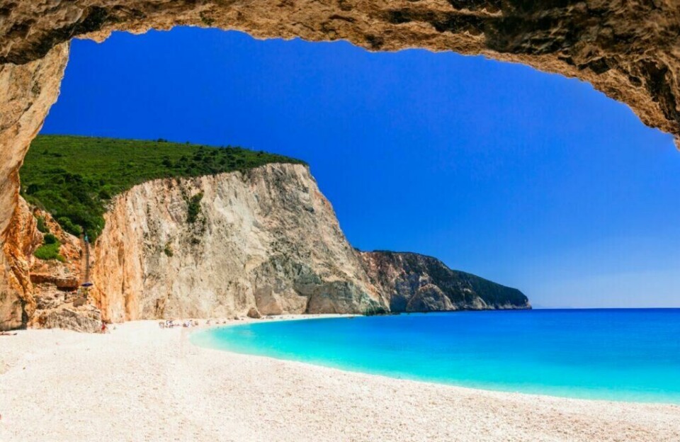 Kritthvite strender og krystallklart hav finner du på mange greske øyer, og Lefkada, også kalt, Lefkas, er intet unntak. Hvorfor ikke legge Hellas-ferien til denne vakre øya? (Foto: Colourbox) Bilde av en hvit strand på Lefkas i Hellas som er omringet av klipper og knallblått hav. Vi hjelper deg med å planlegge Hellas-ferien ved å svare på «Hvor i Hellas skal man reise?». Vi har snakket med reiseekspert Odd Roar Lange som kommer med tips som Syros, Alonissos, Karpathos, Lefkas, Thassos, Preveza, Ioannina, Parga, Kreta, Samos, Santorini, Rhodos og Kos.