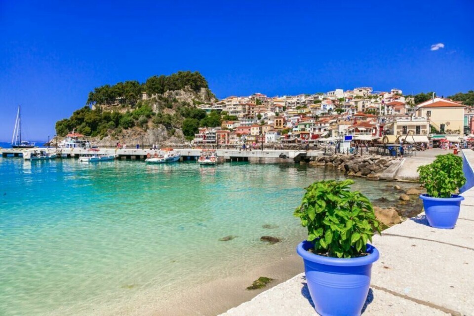Man trenger ikke dra til en gresk øy for å oppleve krystallklart hav og sjarmerende gater. Parga er en destinasjon som er verdt å legge merke til når du planlegger Hellas-ferien. (Foto: Colourbox) Bilde av byen Preveza i Epiriusregionen Hellas hvor du ser fargerike hus langs en promenade hvor du har utsikt over krystallklart hav. Vi hjelper deg med å planlegge Hellas-ferien ved å svare på «Hvor i Hellas skal man reise?». Vi har snakket med reiseekspert Odd Roar Lange som kommer med tips som Syros, Alonissos, Karpathos, Lefkas, Thassos, Preveza, Ioannina, Parga, Kreta, Samos, Santorini, Rhodos og Kos.