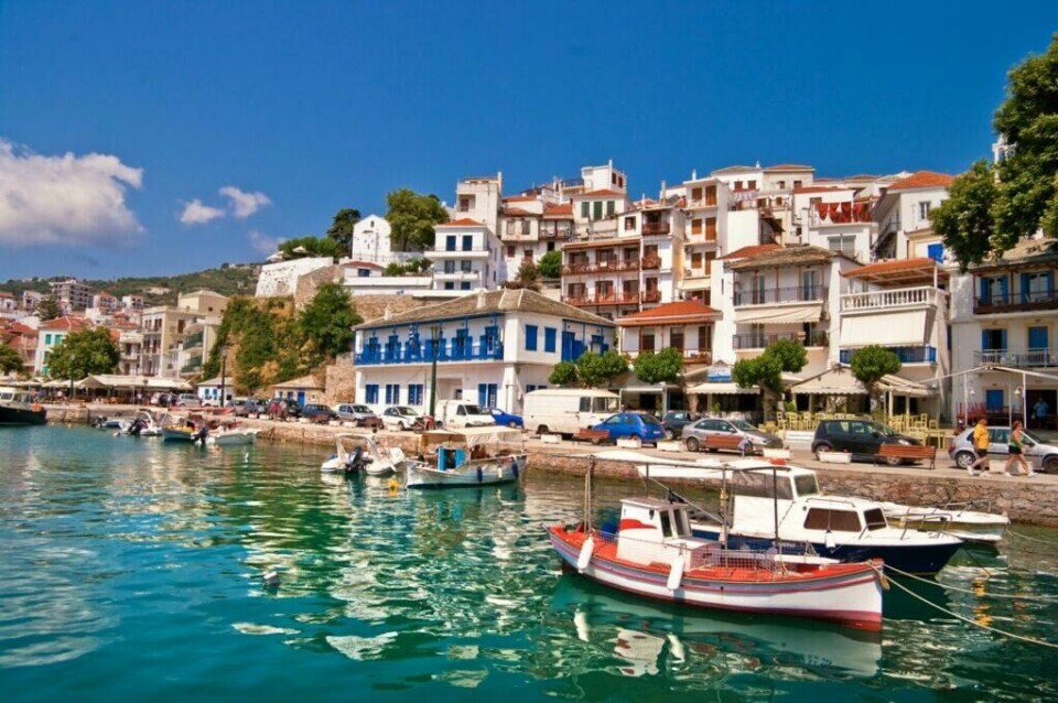 Skopelos Town kalles også for Chora, og regnes som hovedstaden på den greske øya. (Foto: Colourbox) Bilde av Skopelos Town, eller Chora som den også heter. Her ser du knallblått hav på den ene siden og hvite hus med røde tak på den andre siden. Vi hjelper deg med å finne billige reiser til Skopelos som er den greske øya hvor «Mamma Mia» ble spilt inn. Vi gir deg også fem tips til hva du må se på øya som ligger i Hellas, som blant annet Agios Ioannis og Cape Amarandos.