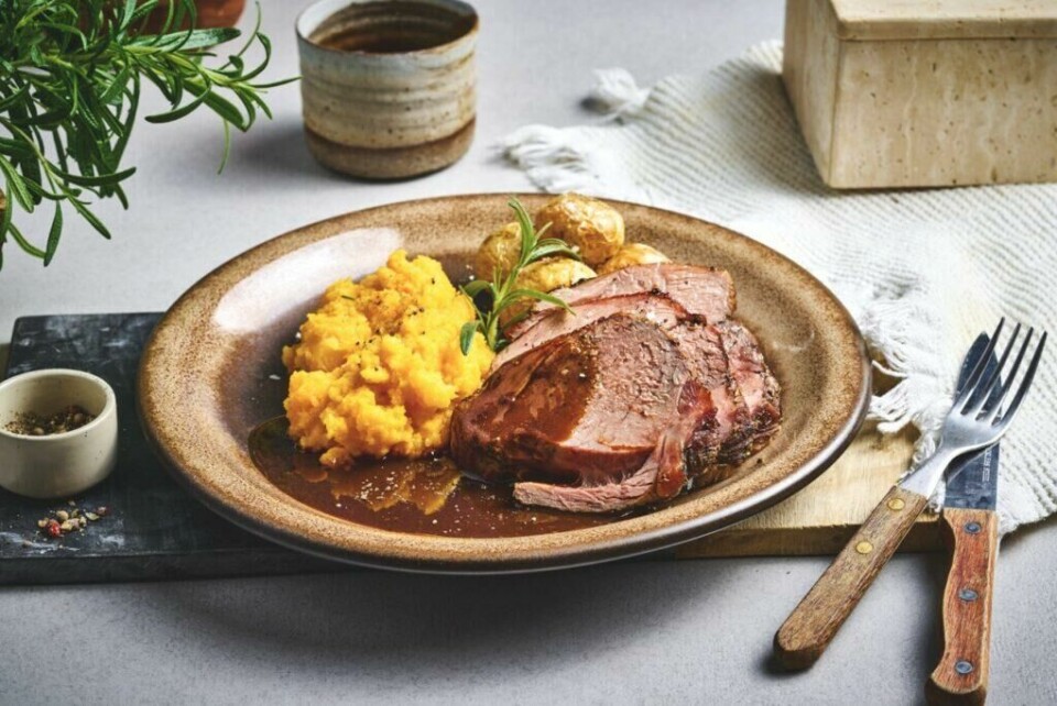 Til og med tradisjonsmiddager som stek med rotmos kan lages i airfryer. (Foto: Foodie.no) Stek med rotmos på tallerken laget i airfryer.
