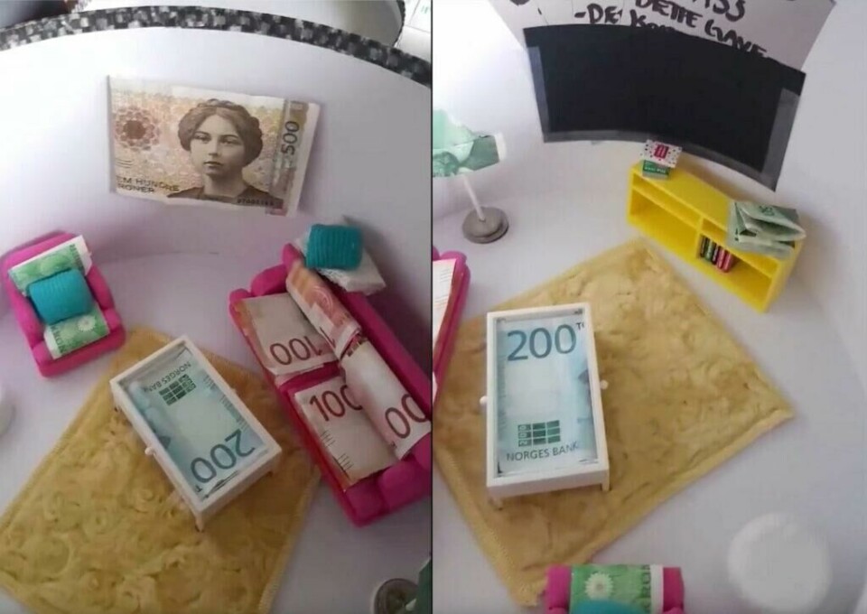 Gaven fra Jannicke til brudeparet ble langt mer enn bare en pengegave. (Foto: Jannicke Eriksen) To bilder av en miniatyrstue laget i en boks, med penger festet til møbler.