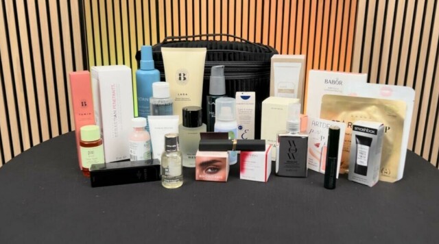Vi har åpnet Youty sin skjønnhets- og sminkekalender for 2023. Her får du masser av produkt til hår, ansikt og kropp fra velkjente merker som Wow, Babor, Smashbox, og Pixi. (Foto: ABC Guider)