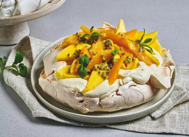 Pavlova med tropiske frukter