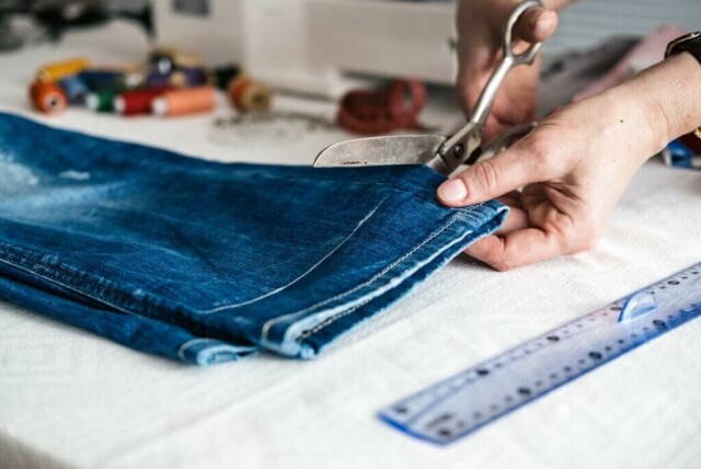 Er man ikke proff er det ikke 'bare bare' å legge opp bukser, men med dette trikset ser resultatet proft ut og metoden er overraskende enkel! (Foto: Colourbox.com)