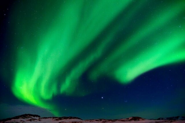 Nordlys er et vakkert fenomen som ofte kan bli sett på himmelen i Nord-Norge. Sør-Norge kan også oppleve nordlys dersom solaktivitetene er kraftige nok. Vi forteller deg når og hvor du kan se nordlys, hva nordlys er, og hvordan du tar bilde av nordlys. (Foto: Colourbox)