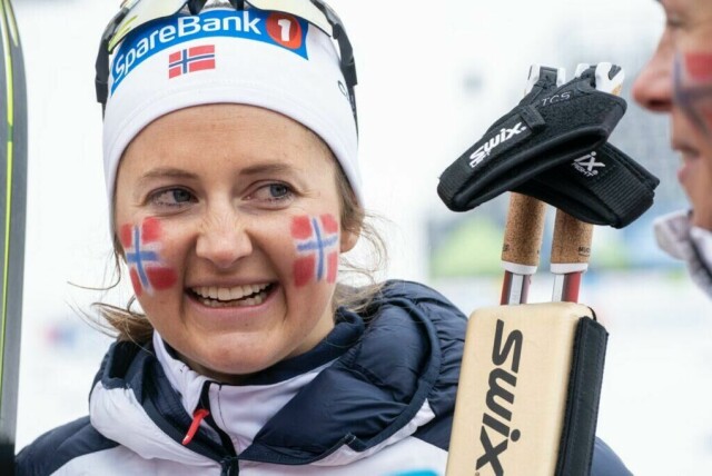 Planica, Slovenia 2. mars 2023. Ingvild Flugstad Østberg avbildet med et stort smil etter 4x5 km stafett for kvinner under Ski-VM 2023 i Planica. Foto: Terje Pedersen / NTB. (Foto: Terje Pedersen / NTB)