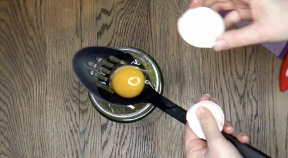 Hullsleiv gjør det enkelt å skille eggehviten fra plommen. (Foto: Miriam Schjetlein) Et egg er knekt og innholdet er helt opp i en hullsleiv over en glassbolle. Eggeplommen ligger igjen i sleiven mens eggehviten renner ned gjennom hullene. To hender holder eggeskallet. Denne metoden for å skille egg er enkel og effektiv ved bruk av redskap man ofte har i kjøkkenet.