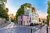 Paris - montmartre rosa og nøytrale hus i bydelen. Vi gir deg en omfattende guide til kjærlighetens by som kan by på alt fra Triumfbuen, Louvre, Notre-Dame, Disneyland Paris og mye mer.